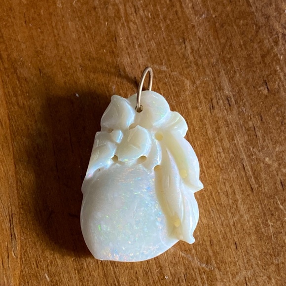 Carved opal pendant - Picture 2 of 5